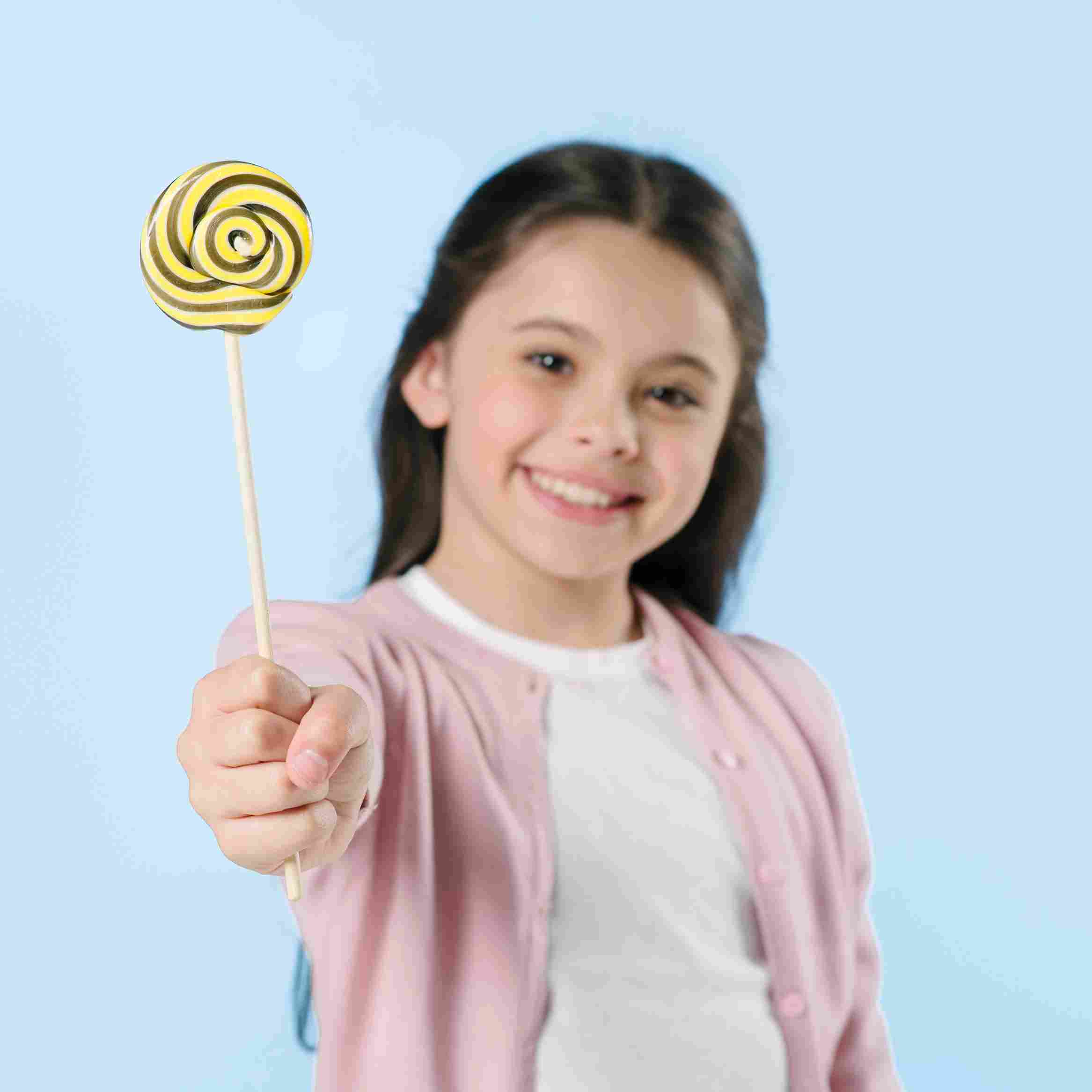 Gambar Anak Makan Makanan Manis