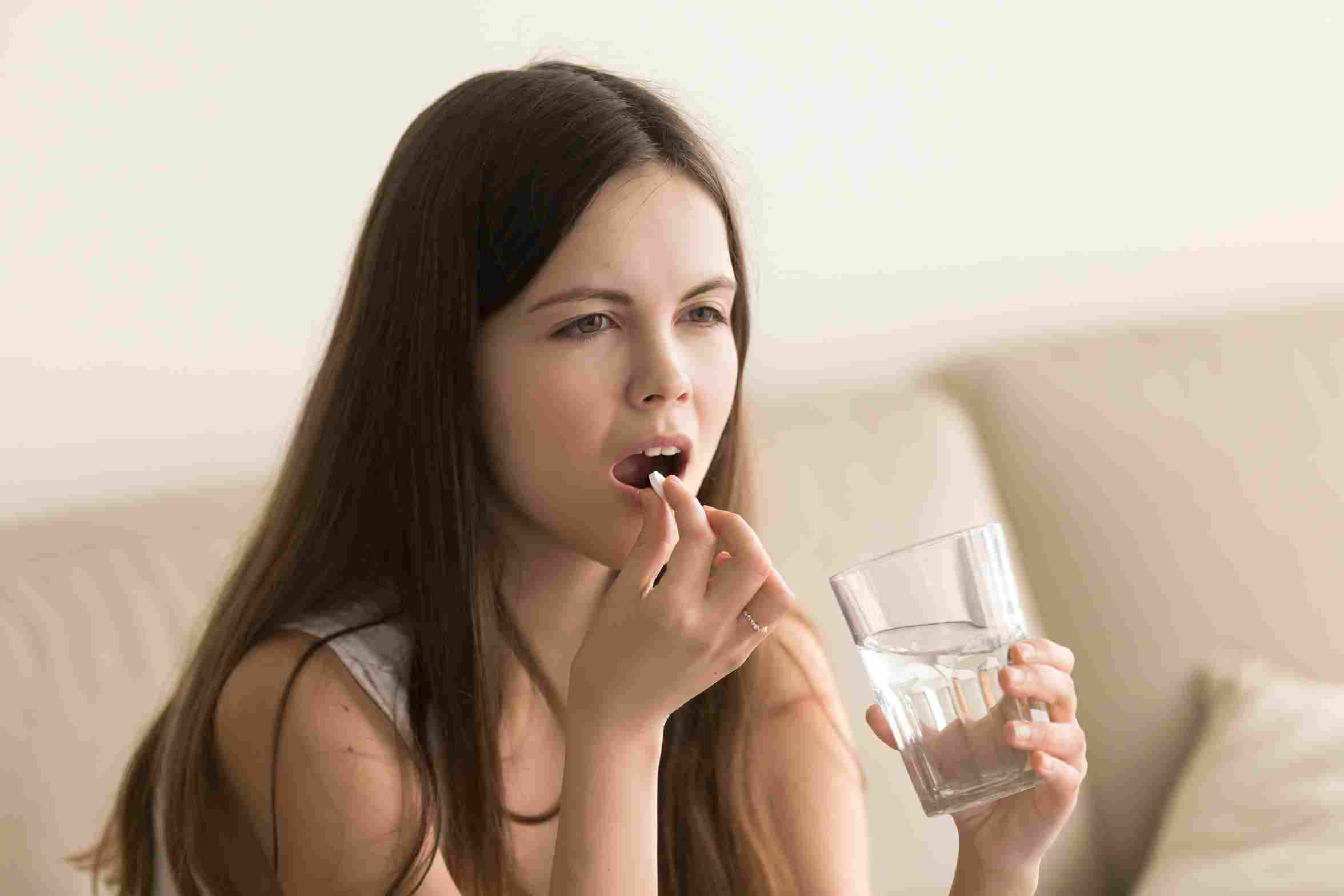 Gambar Orang Minum Obat